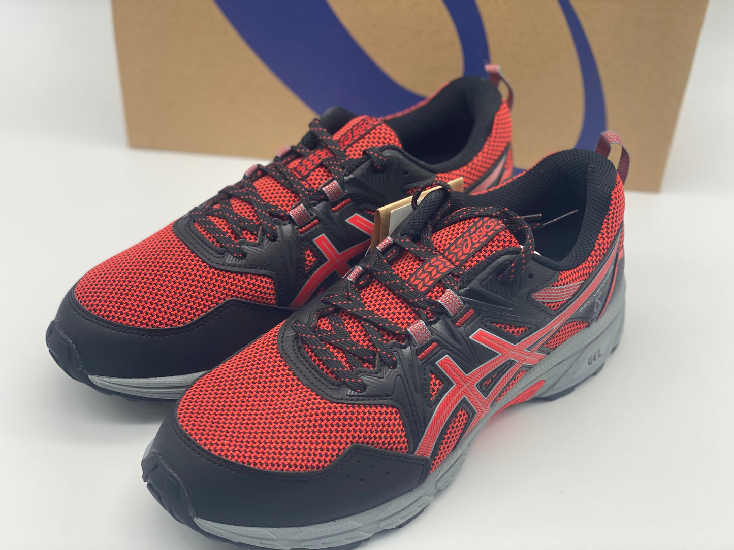 Chaussures Asics neuves et authentique taille 43,5