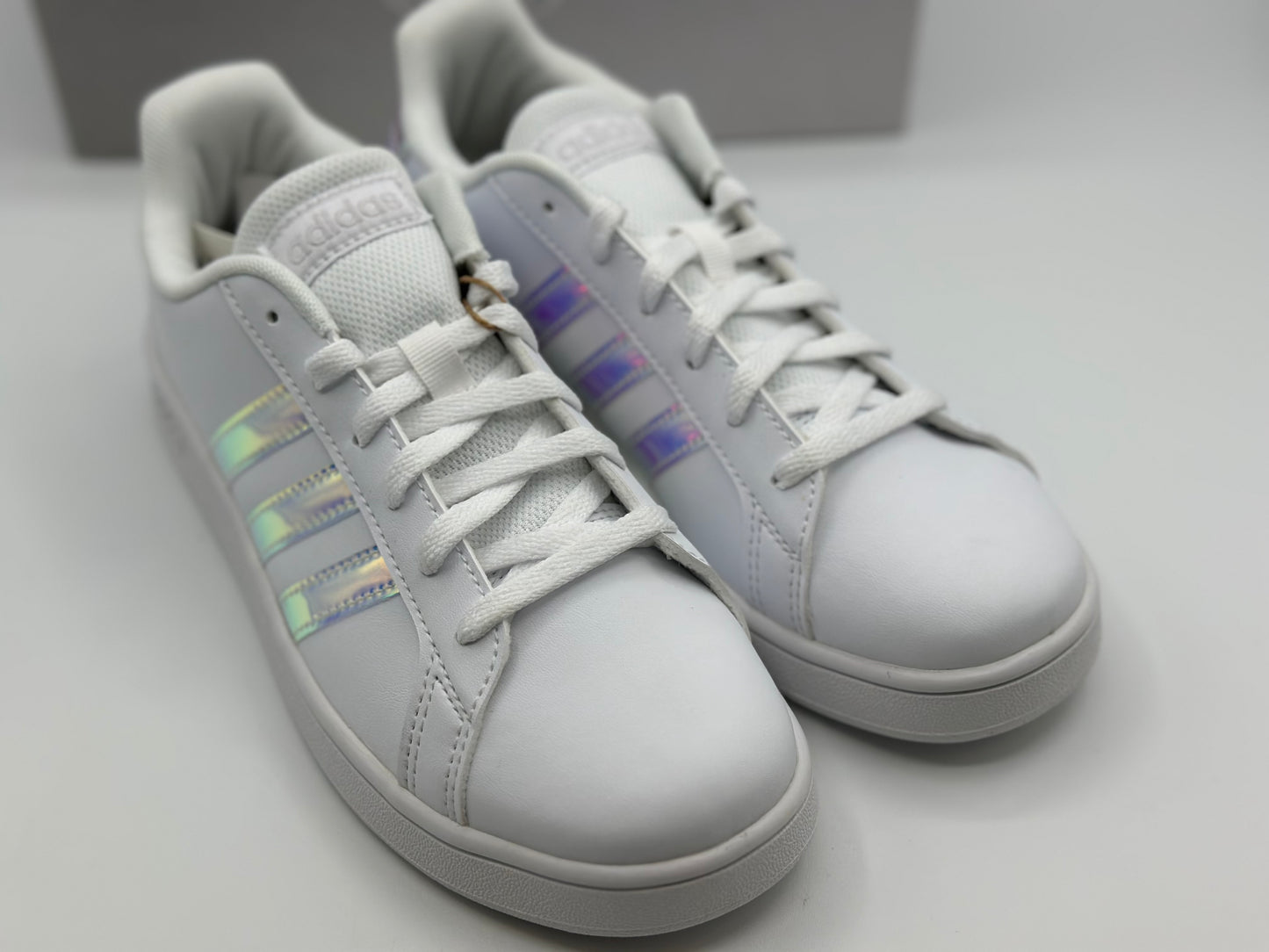 Baskets femme à bandes irisées – Adidas Grand Court K blanc