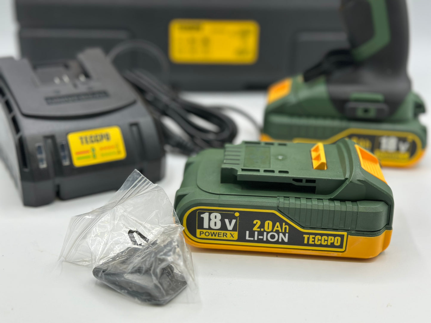 Visseuse sans fil TECCPO 18 V, 45 Nm, 2 batteries 2000 mAh et 105 accessoires, chargeur rapide, 21 + 3 niveaux de couple, 2 vitesses, mallette à outils portable - BHD700B