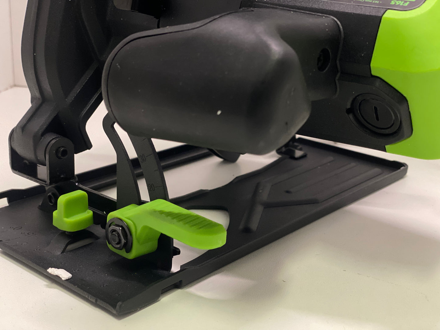 Evolution Power Tools Scie Circulaire Multi-Matériaux, Découpe l’acier, l’aluminium, le bois clouté