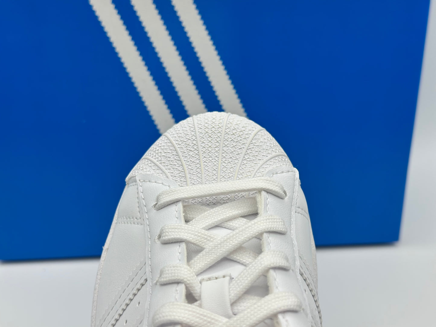 adidas
adidas Originals Superstar J « Blanc Rouge » FY2668