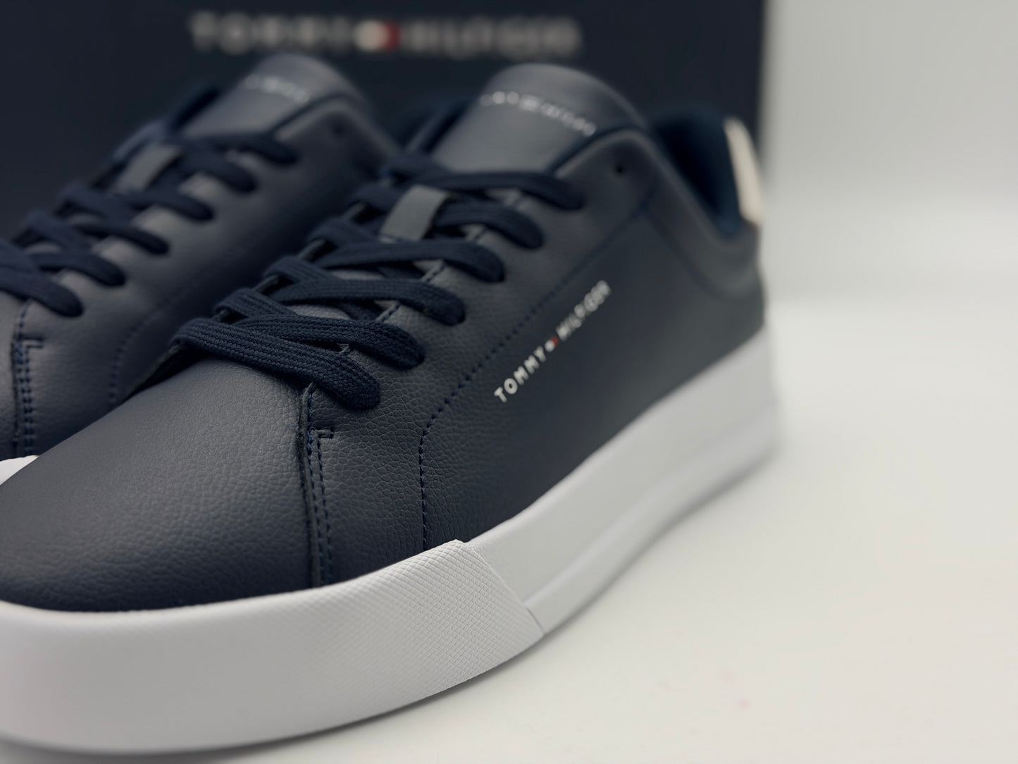 Tommy Hilfiger Baskets Homme Détail Essential en Cuir, Noir (Black/Black), 43