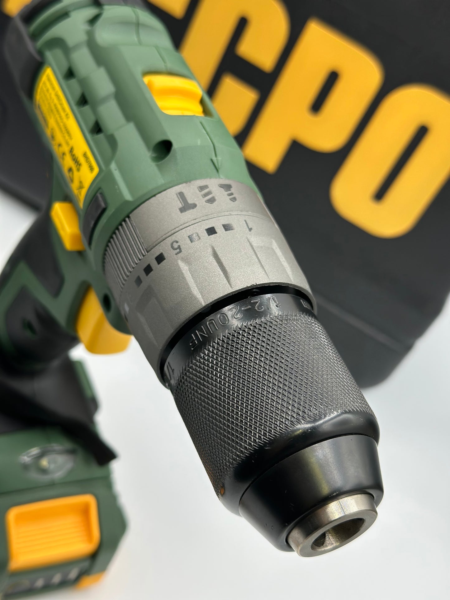 Visseuse sans fil TECCPO 18 V, 45 Nm, 2 batteries 2000 mAh et 105 accessoires, chargeur rapide, 21 + 3 niveaux de couple, 2 vitesses, mallette à outils portable - BHD700B