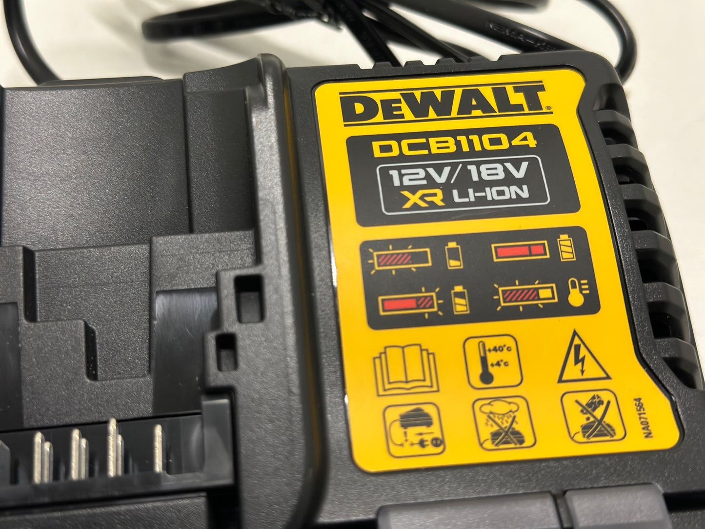 DeWalt - Chargeur universel XR 12V / 18V - DCB1104-QW