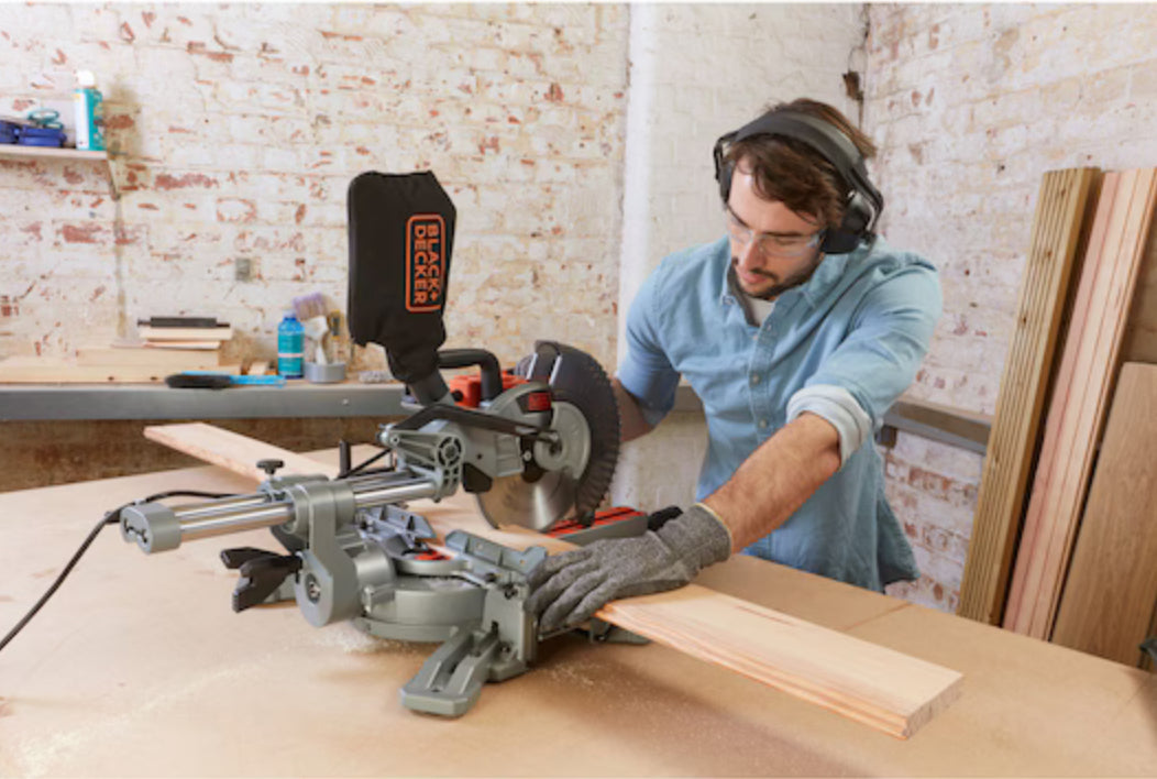 Scie à onglet Black+Decker d'une puissance de 1600 Watts pouvant couper jusqu'à 305 mm