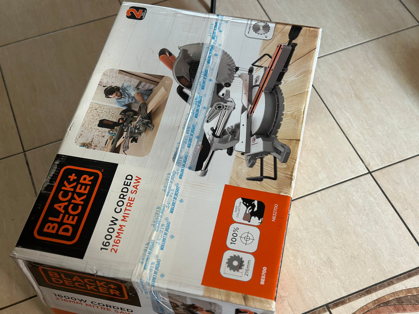 Scie à onglet Black+Decker d'une puissance de 1600 Watts pouvant couper jusqu'à 305 mm