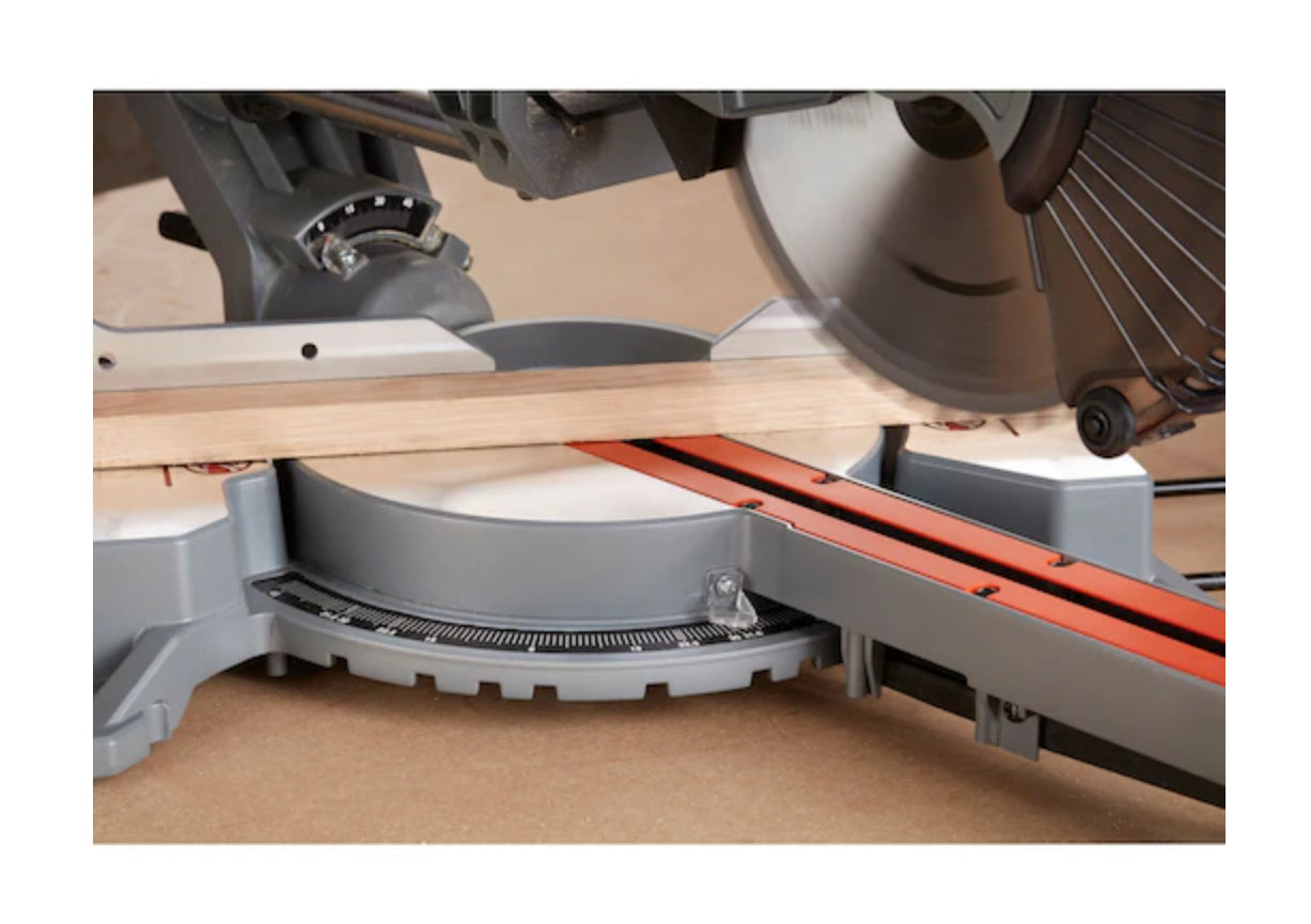 Scie à onglet Black+Decker d'une puissance de 1600 Watts pouvant couper jusqu'à 305 mm