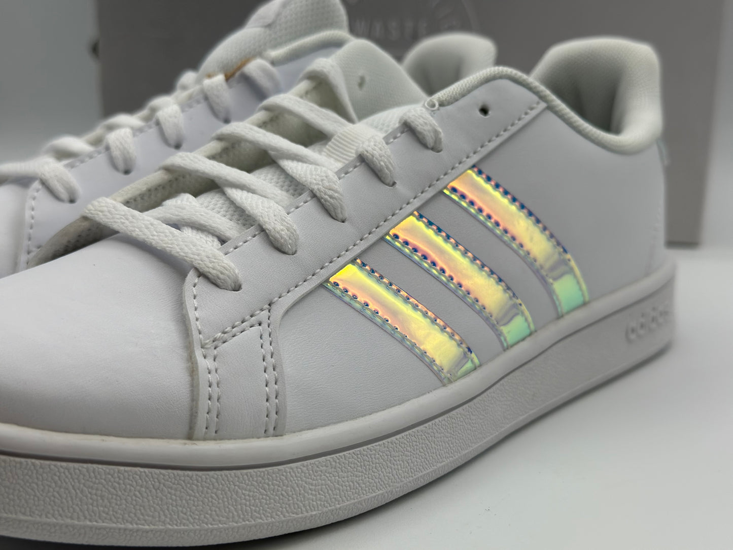 Baskets femme à bandes irisées – Adidas Grand Court K blanc