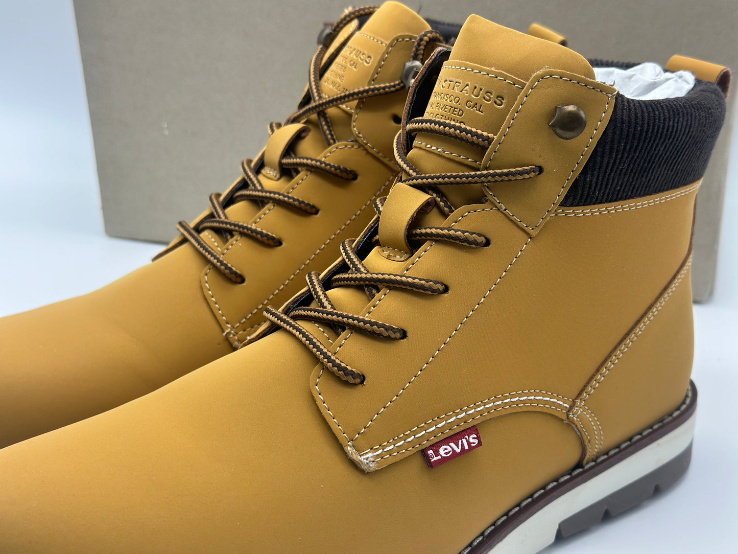 Boots chaussures pour homme LEVIS neuves et authentique taille 42,5. 43. 44