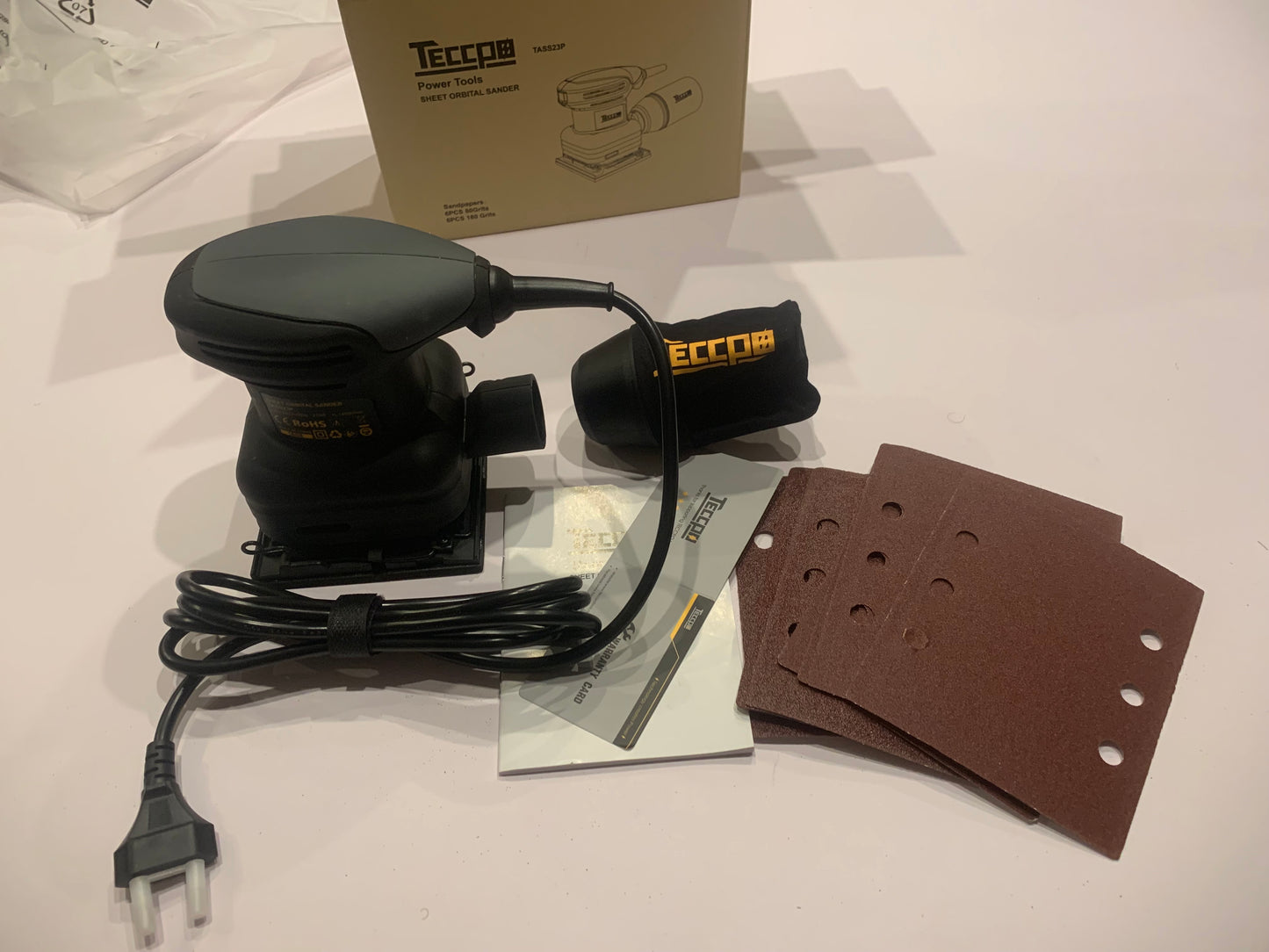 Ponceuses de Détail, TECCPO Ponceuse Vibrante 210W 14500 RPM, Moteur en Cuivre Fin, 12pcs Papiers de Verre, Surface Orbite 105x114mm, avec Sac de Poussière Recyclable