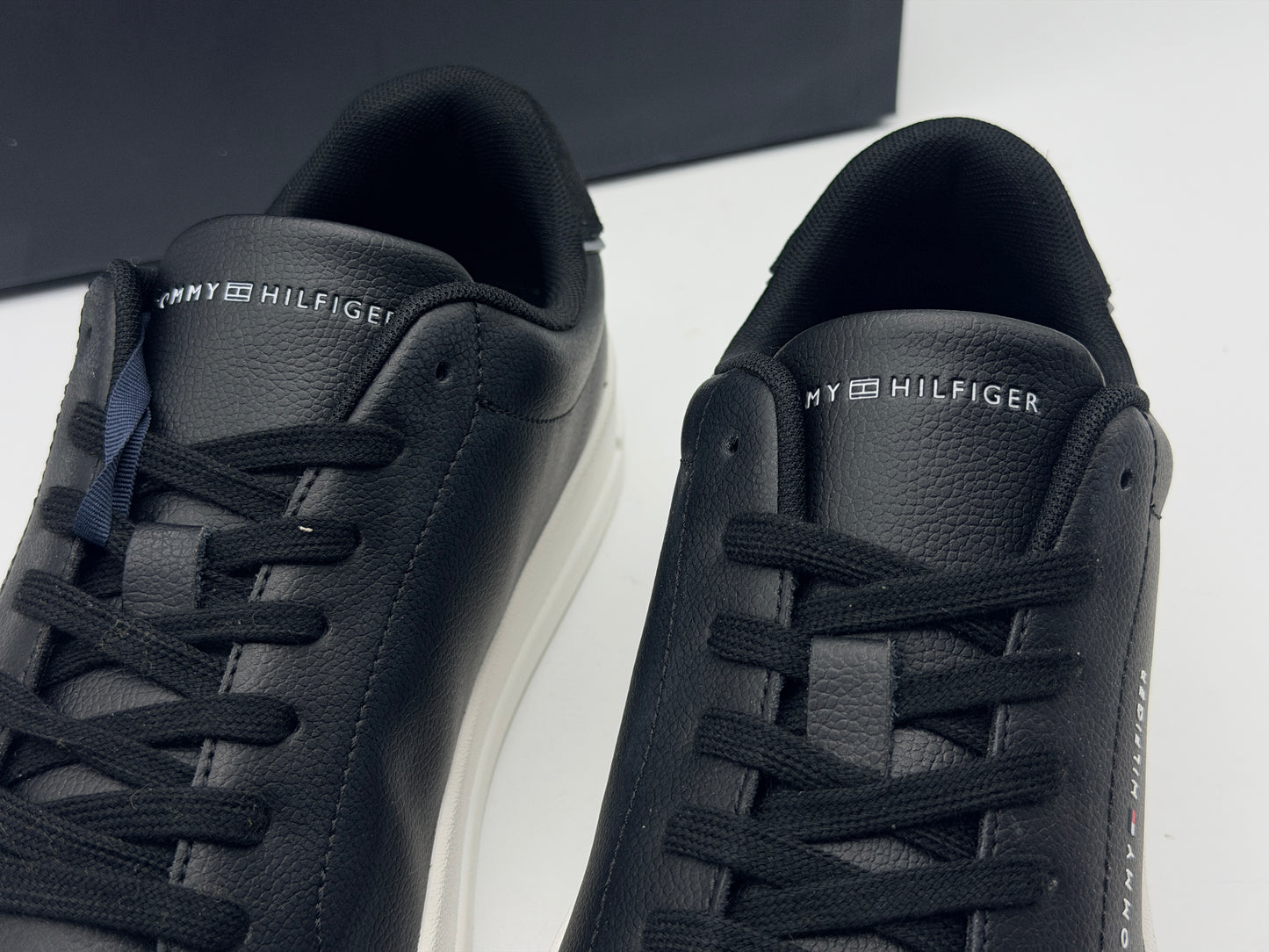 TOMMY HILFIGER
Baskets Court Leather Detail Essential Black