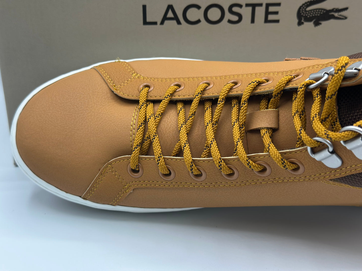 LACOSTE
STRAIGHT SETTHER
MARRON GOMME