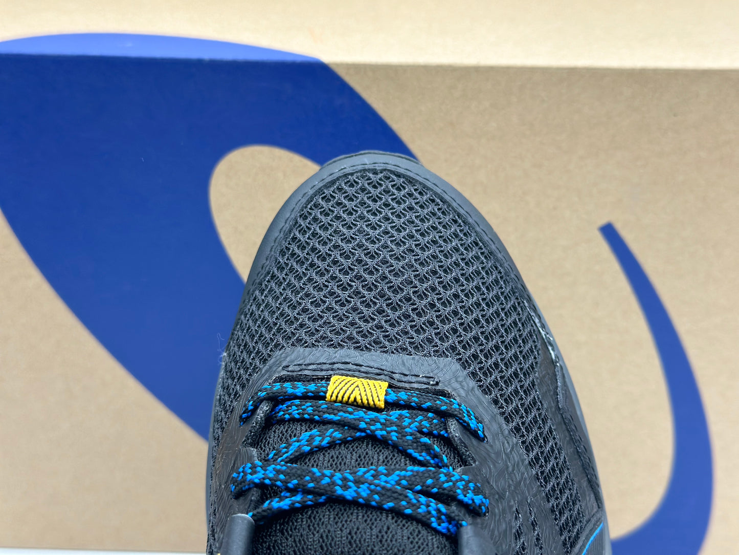Baskets de trail ASICS neuves et authentique