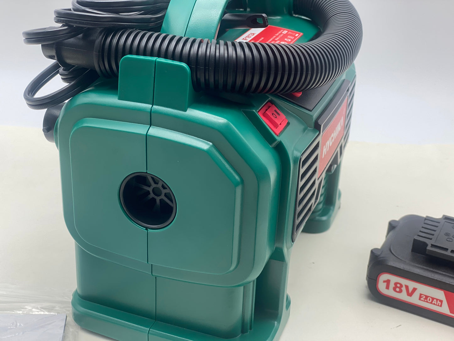 Compresseur d'air Portatif 18V HYCHIKA, Alimenté par 2A Batterie/Allume Cigare 2x2ah + chargeur neuf