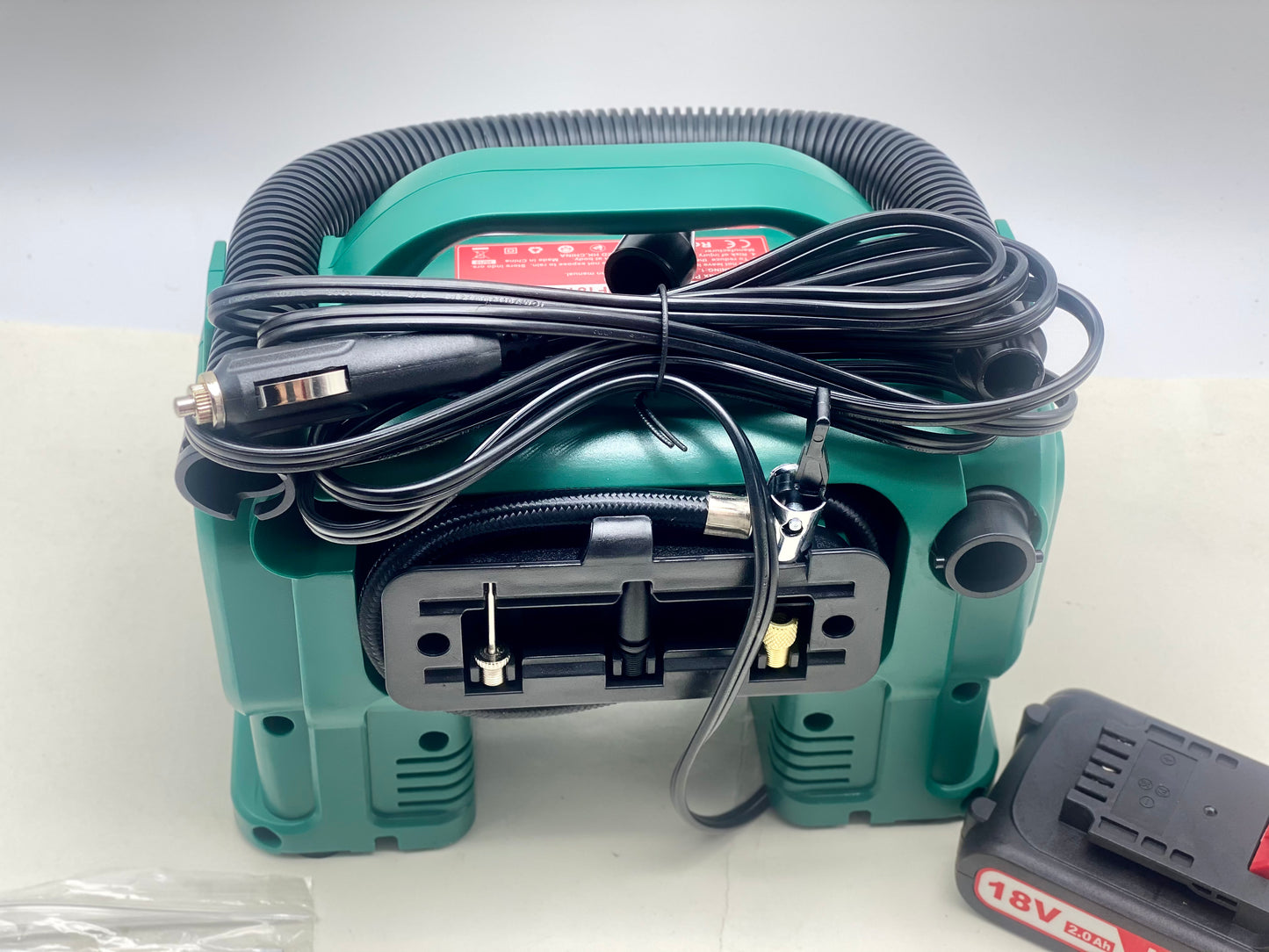 Compresseur d'air Portatif 18V HYCHIKA, Alimenté par 2A Batterie/Allume Cigare 2x2ah + chargeur neuf