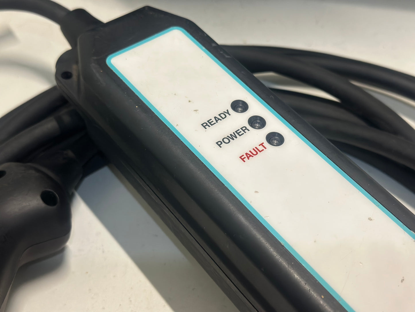 CÂBLE DE RECHARGE SUR PRISE DOMESTIQUE T2-E/F MONOPHASÉ 10A RENAULT (très bon État ) d’origine Renault