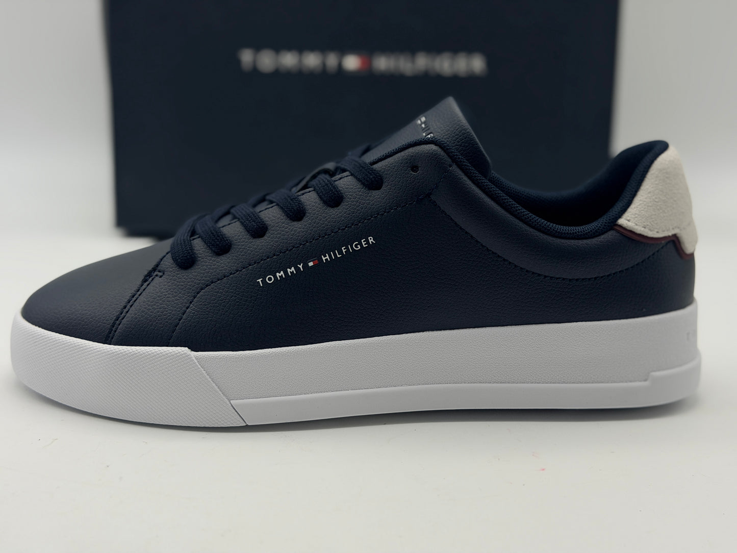 Tommy Hilfiger Baskets Homme Détail Essential en Cuir, Noir (Black/Black), 43
