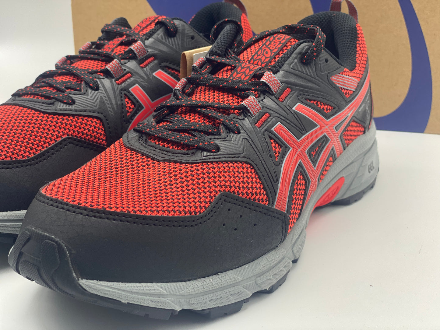Chaussures Asics neuves et authentique taille 43,5