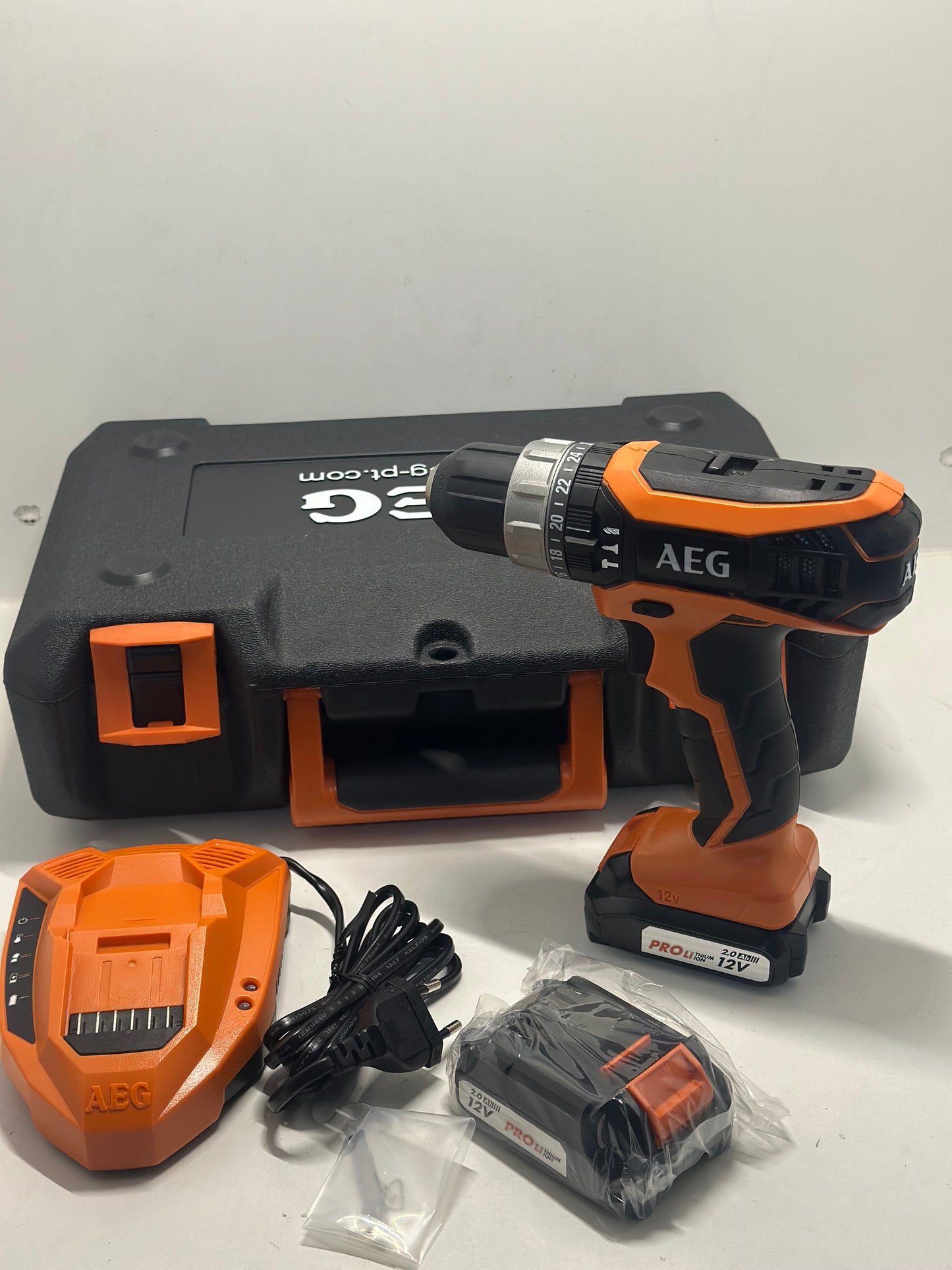 Perceuse à percussion AEG 12V tradesman Gen III BSB12G3LI-202C - 2 batterie 2,0Ah - 1 chargeur