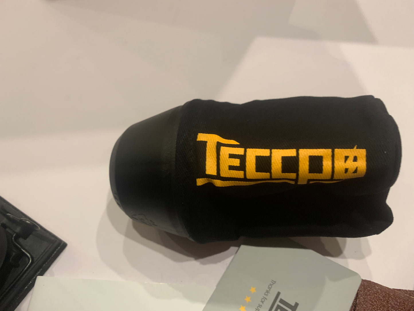 Ponceuses de Détail, TECCPO Ponceuse Vibrante 210W 14500 RPM, Moteur en Cuivre Fin, 12pcs Papiers de Verre, Surface Orbite 105x114mm, avec Sac de Poussière Recyclable