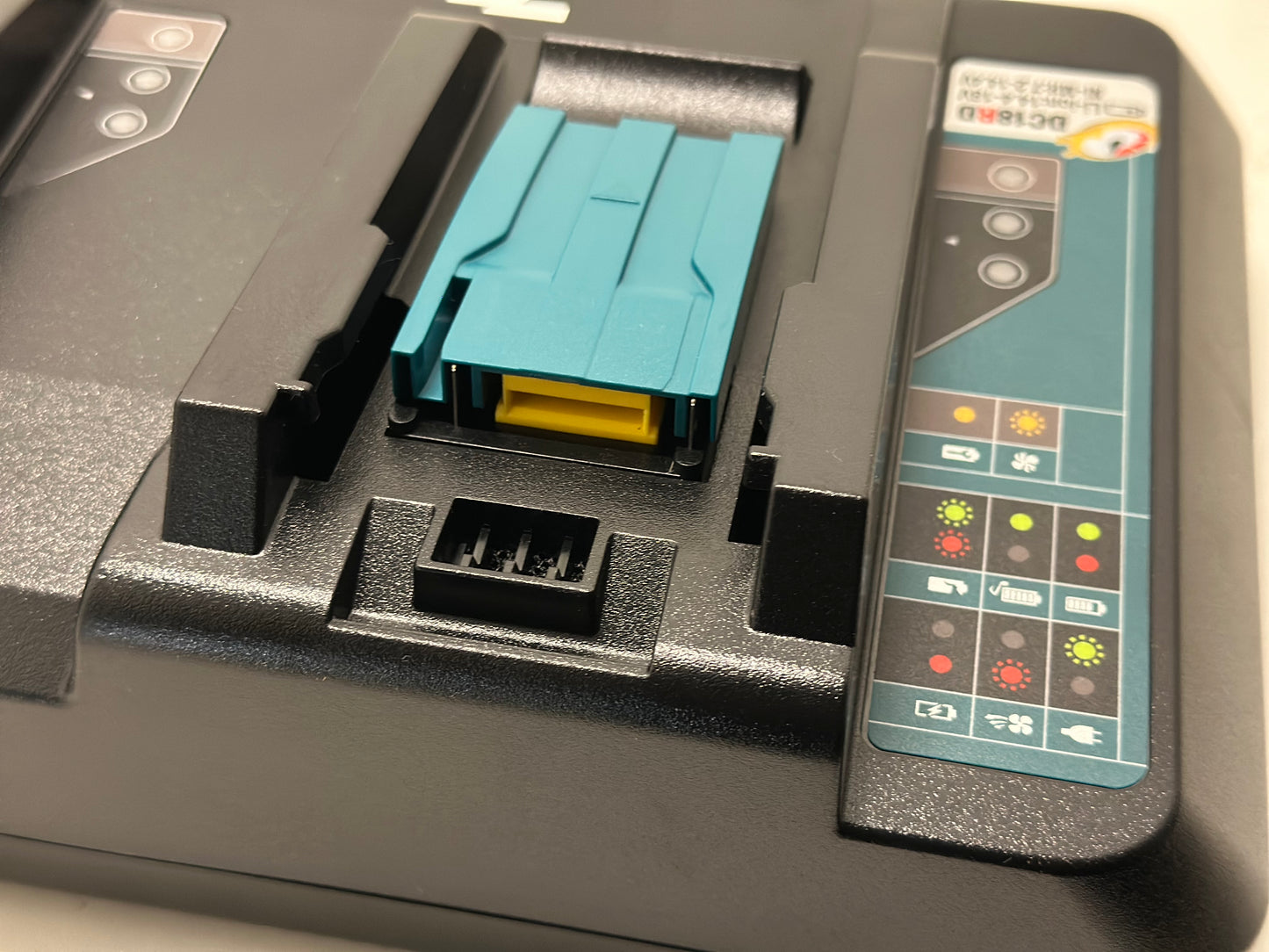 Chargeur rapide pour 2 batteries Li-Ion 14,4 à 18 V - MAKITA DC18RD