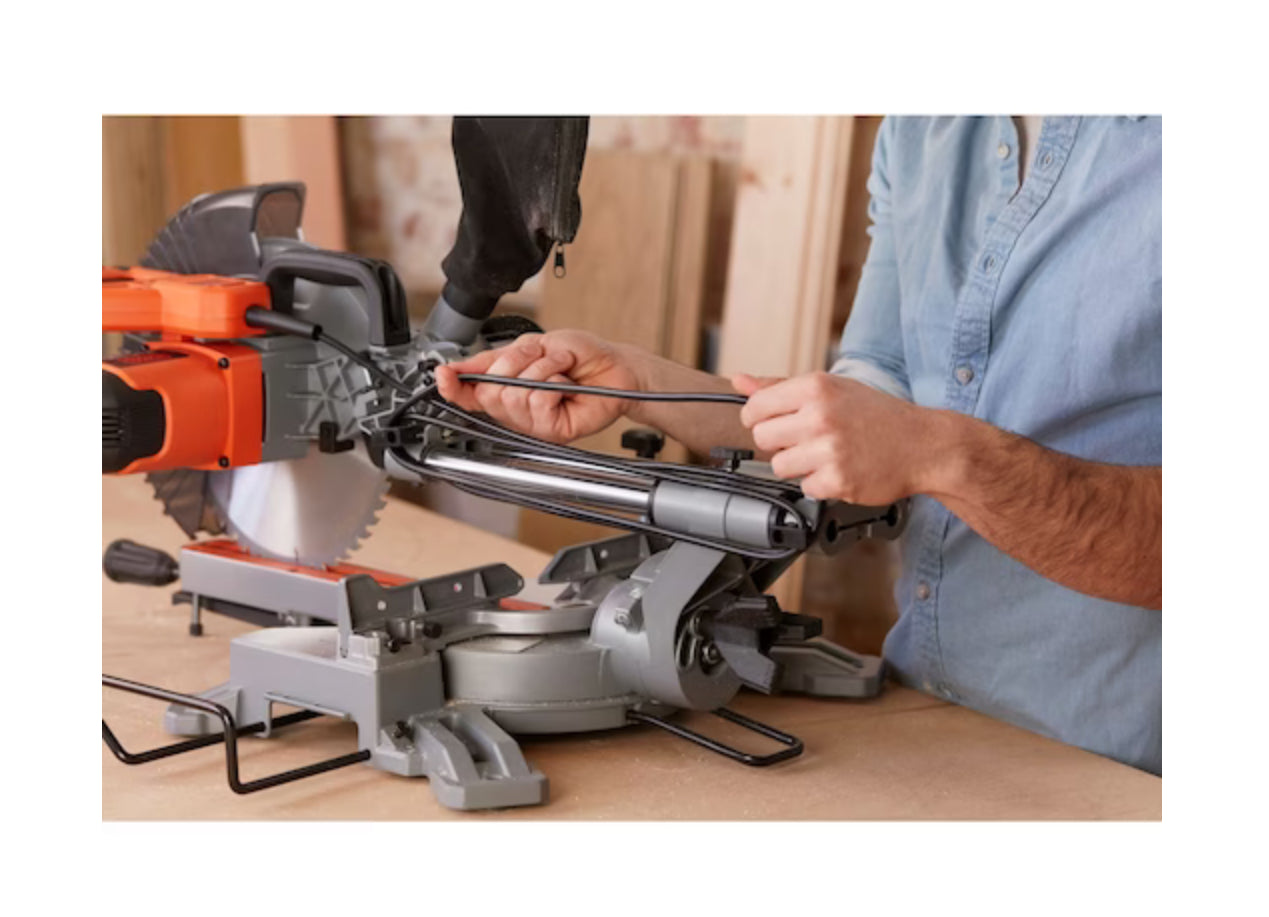 Scie à onglet Black+Decker d'une puissance de 1600 Watts pouvant couper jusqu'à 305 mm