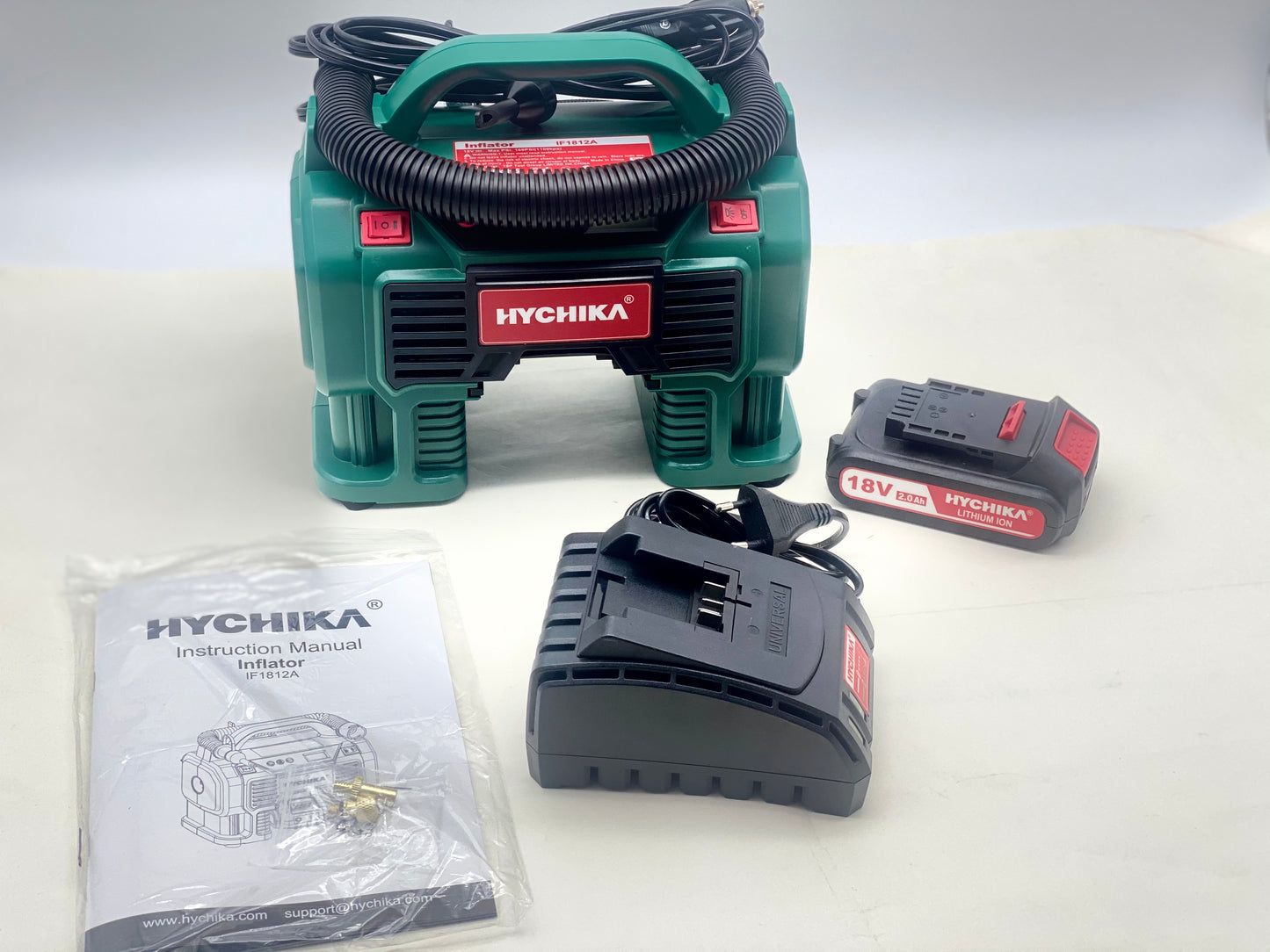 Compresseur d'air Portatif 18V HYCHIKA, Alimenté par 2A Batterie/Allume Cigare 2x2ah + chargeur neuf