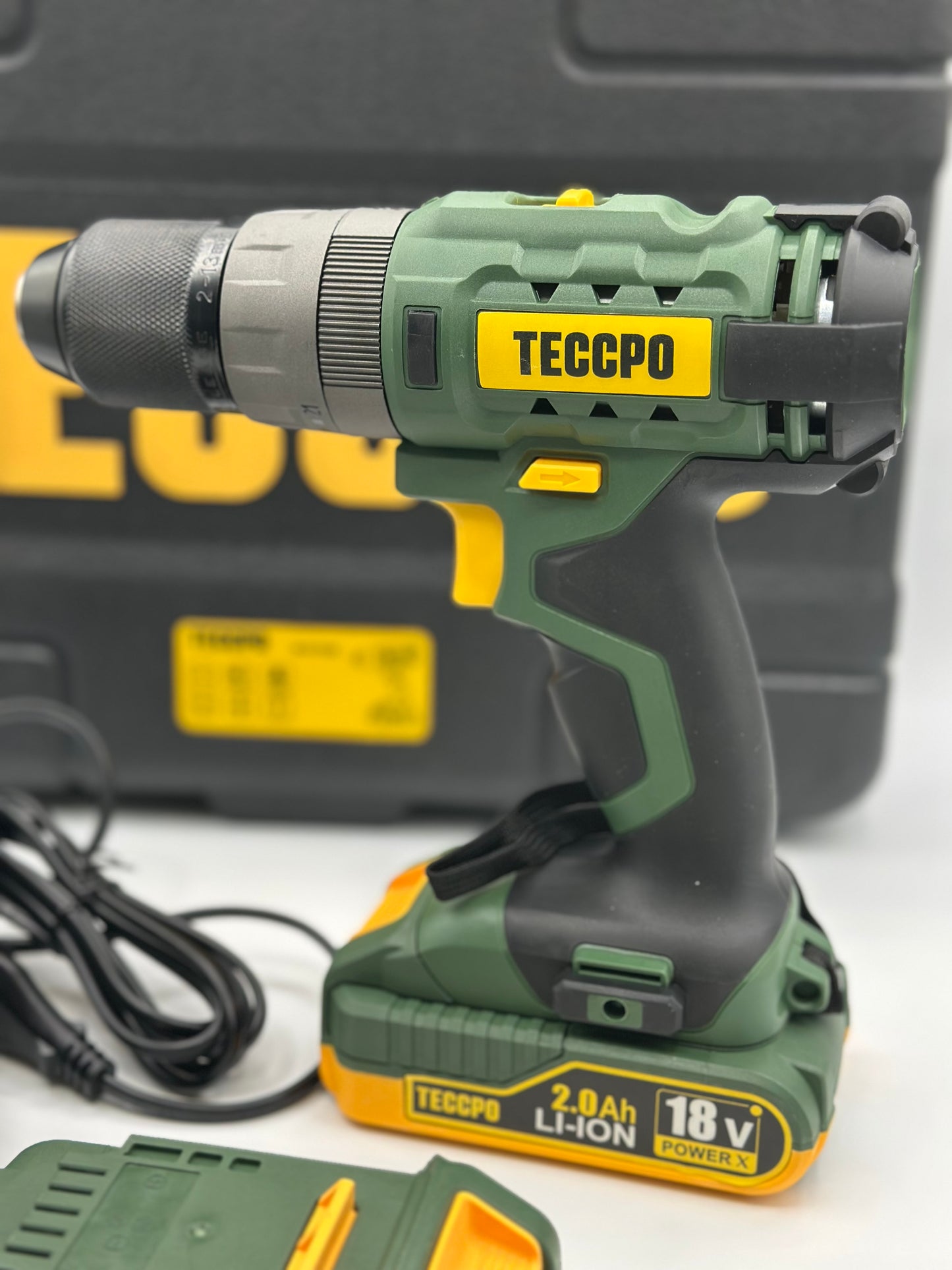 Visseuse sans fil TECCPO 18 V, 45 Nm, 2 batteries 2000 mAh et 105 accessoires, chargeur rapide, 21 + 3 niveaux de couple, 2 vitesses, mallette à outils portable - BHD700B