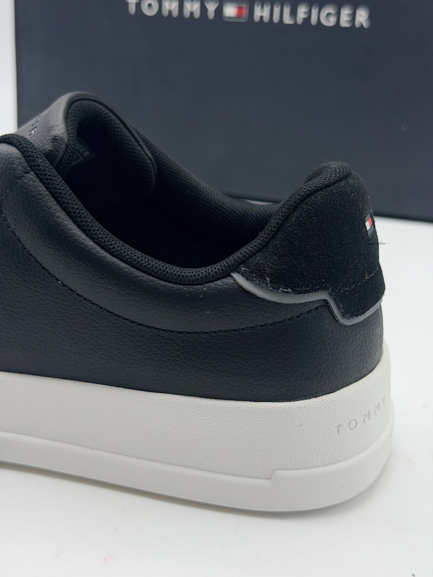 TOMMY HILFIGER
Baskets Court Leather Detail Essential Black