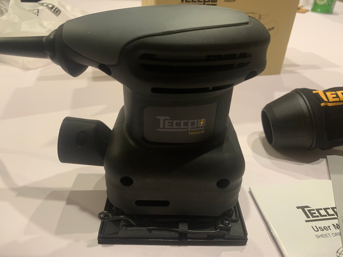 Ponceuses de Détail, TECCPO Ponceuse Vibrante 210W 14500 RPM, Moteur en Cuivre Fin, 12pcs Papiers de Verre, Surface Orbite 105x114mm, avec Sac de Poussière Recyclable