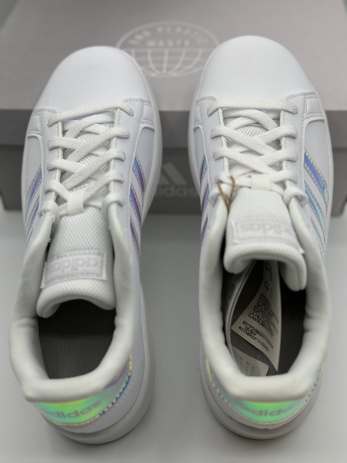 Baskets femme à bandes irisées – Adidas Grand Court K blanc
