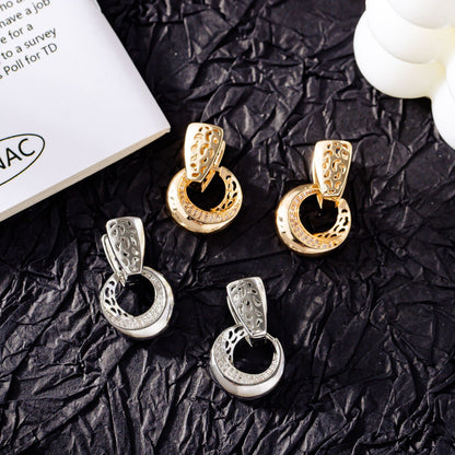 Boucles d'Oreilles "Éclat Lunaire" – Micro-Sertissage de Zircons & Design Fleur Creuse