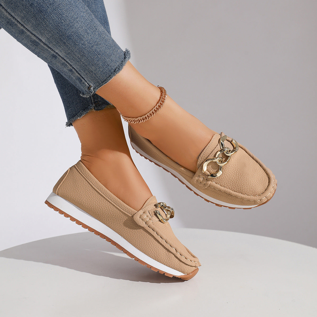 Mocassins "Soft-Chain" – Cuir Souple, Détail Chaîne Dorée & Confort "Nuage"
Le luxe décontracté au service de vos pieds